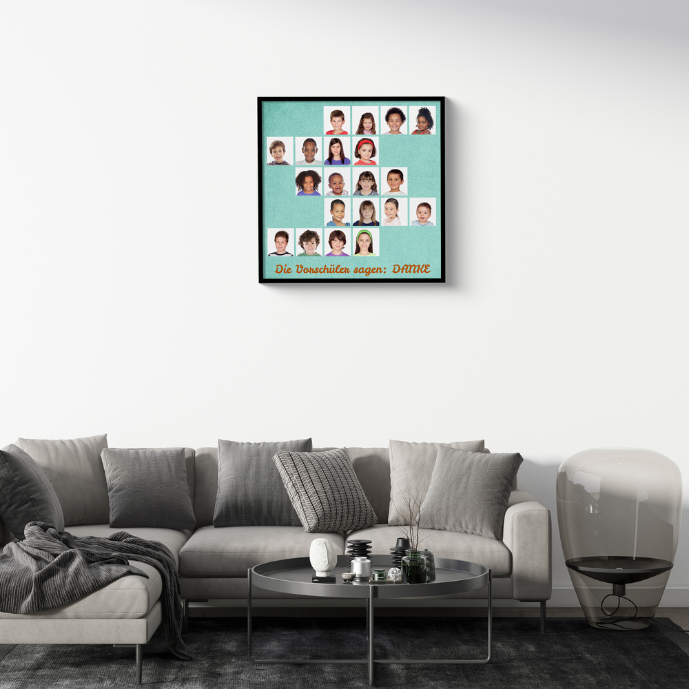 Mintfarbene Vorschul-Fotocollage mit Kinderporträts im schwarzen Rahmen über dem grauen Sofa