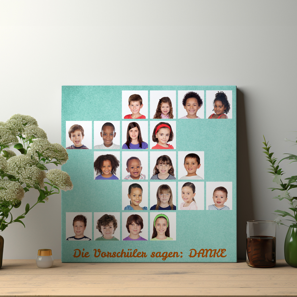Fotocollage mit Kinderporträts auf Mint, aufgestellt neben Blumen, als Dankeschön-Geschenk zum Kita-Abschied