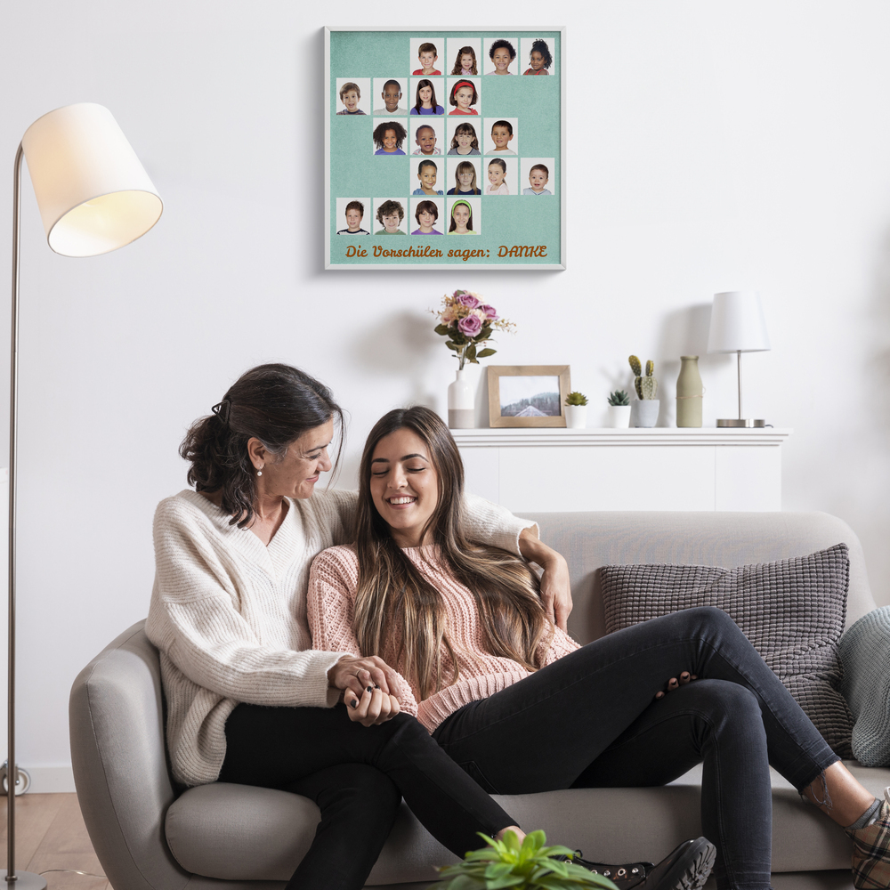 Fotocollage mit versetzten Kinderporträts und orangefarbenem Dankestext im weißen Rahmen an der Wohnzimmerwand