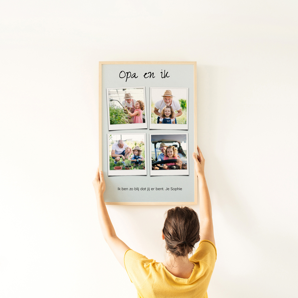 Cadeau-idee voor opa: collage met 4 foto's en een persoonlijke tekst, in een lichte houten lijst aan een witte muur