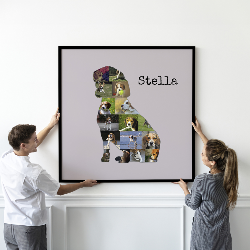 Grote fotocollage in de vorm van een zittende beagle met naam op oudroze, in een zwarte lijst aan de muur