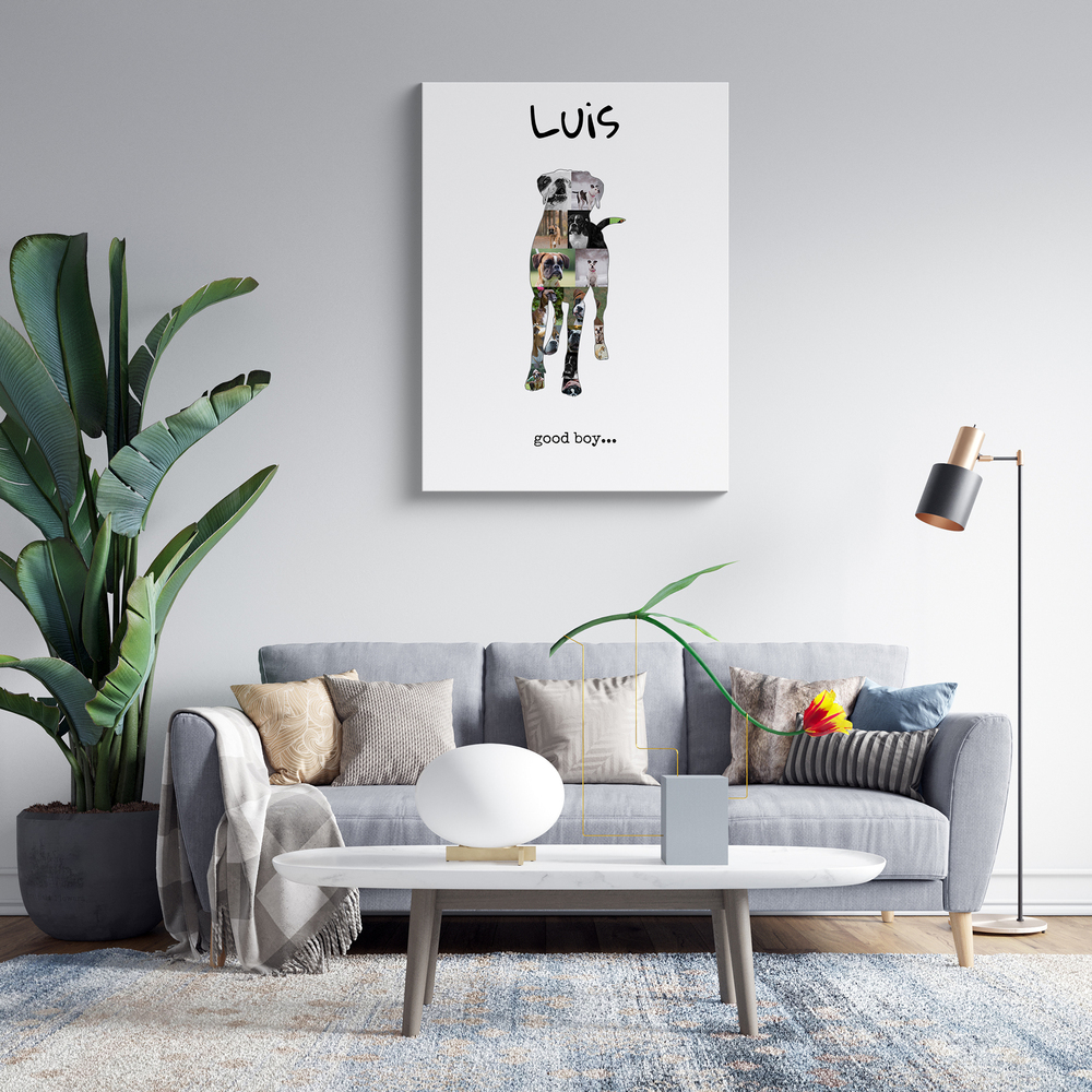 Boxer-Fotocollage auf hochformatiger Leinwand mit Namen und Spruch, über dem grauen Sofa im Wohnzimmer