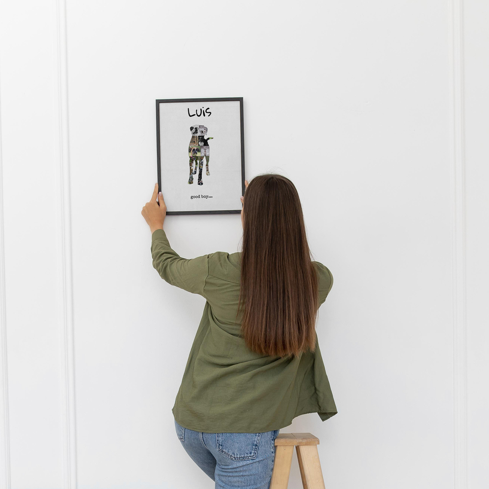 Hochformatige Fotocollage als stehender Boxer mit Namen und Spruch, im schwarzen Rahmen an einer weißen Wand