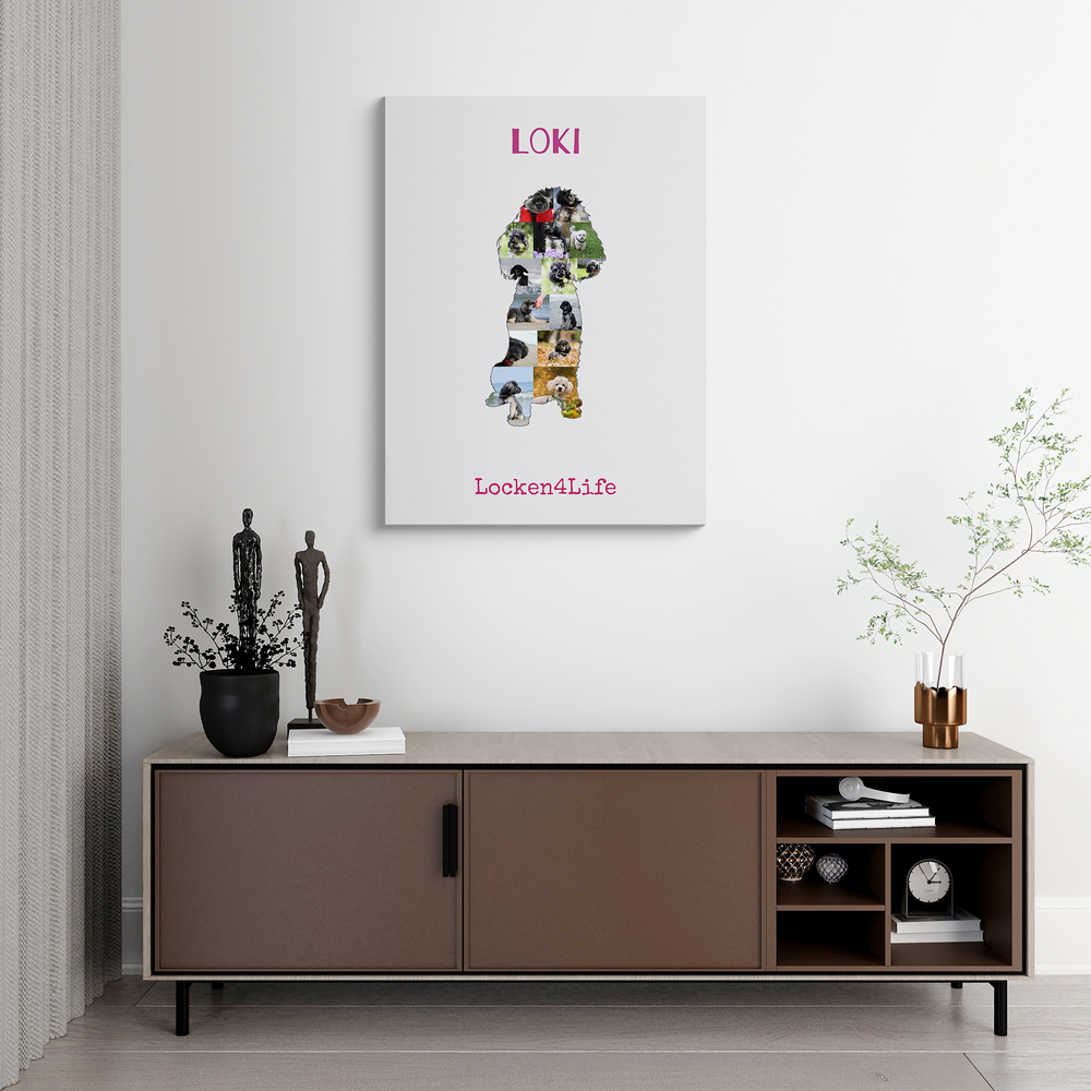 Zwergpudel-Fotocollage mit Namen und Spruch als helles Wandbild über einem Sideboard im Wohnzimmer