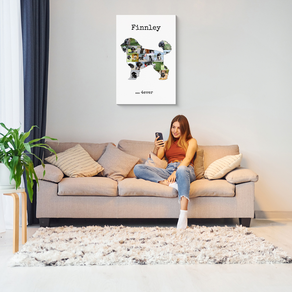 Leinwand mit Fotocollage als stehender Zwergpudel, Namen und Spruch über dem beigen Sofa im Wohnzimmer