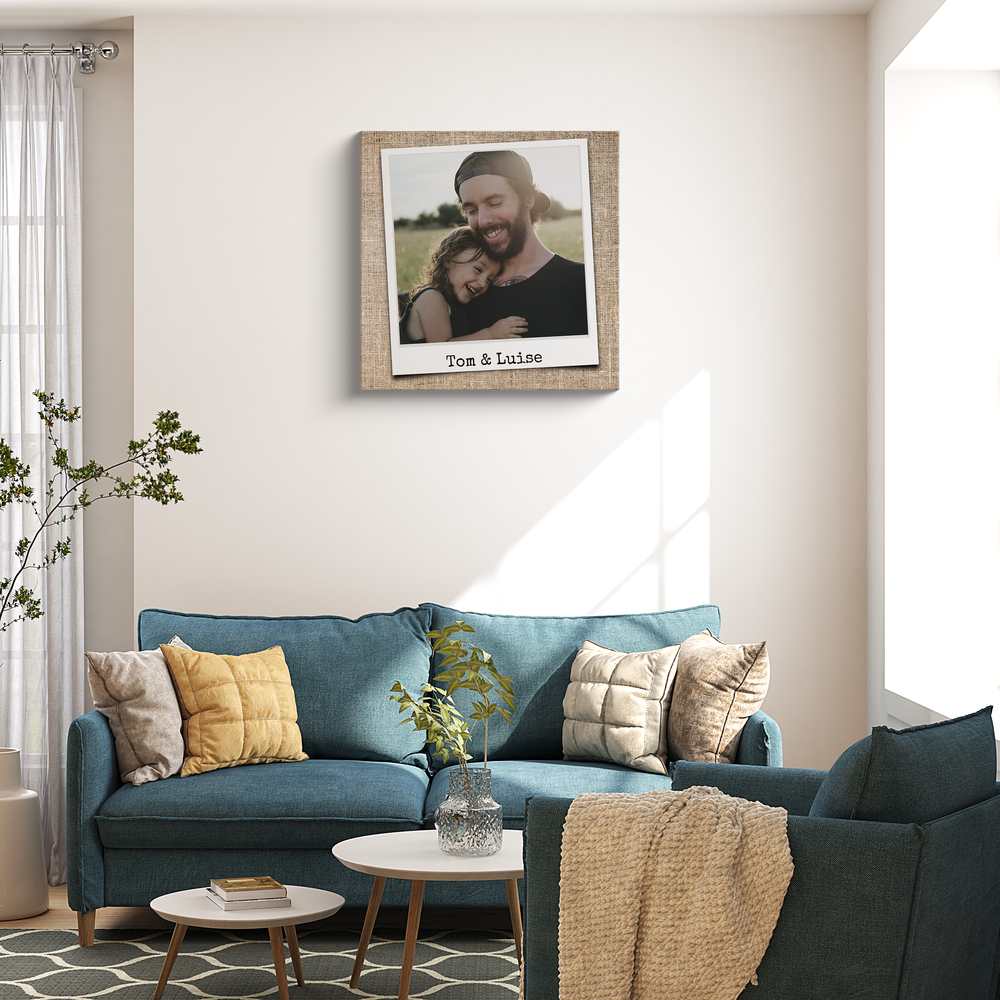 Poster photo de famille façon photo instantanée, avec prénoms sur fond beige texturé, au-dessus du canapé bleu