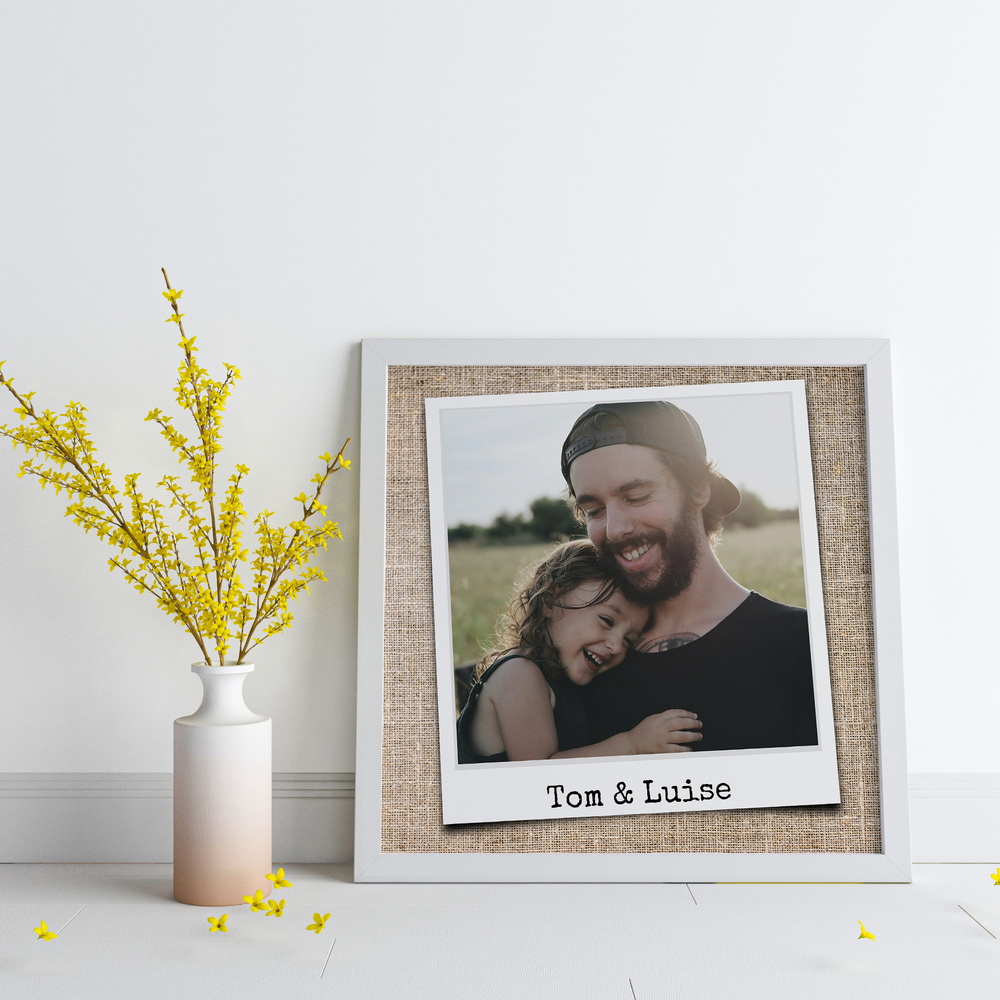 Poster photo père-fille façon photo instantanée avec prénoms, dans un cadre blanc près d’un vase de fleurs jaunes