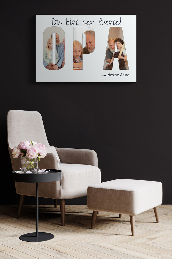 Fotocollage auf Acrylglas an dunkler Wand über einem hellen Sessel als persönliches Geburtstagsgeschenk für Opa