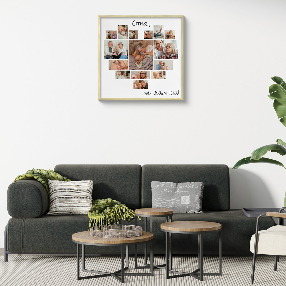 Herz-Fotocollage im hellen Rahmen über dem grauen Sofa im Wohnzimmer, eine persönliche Geschenkidee für Oma