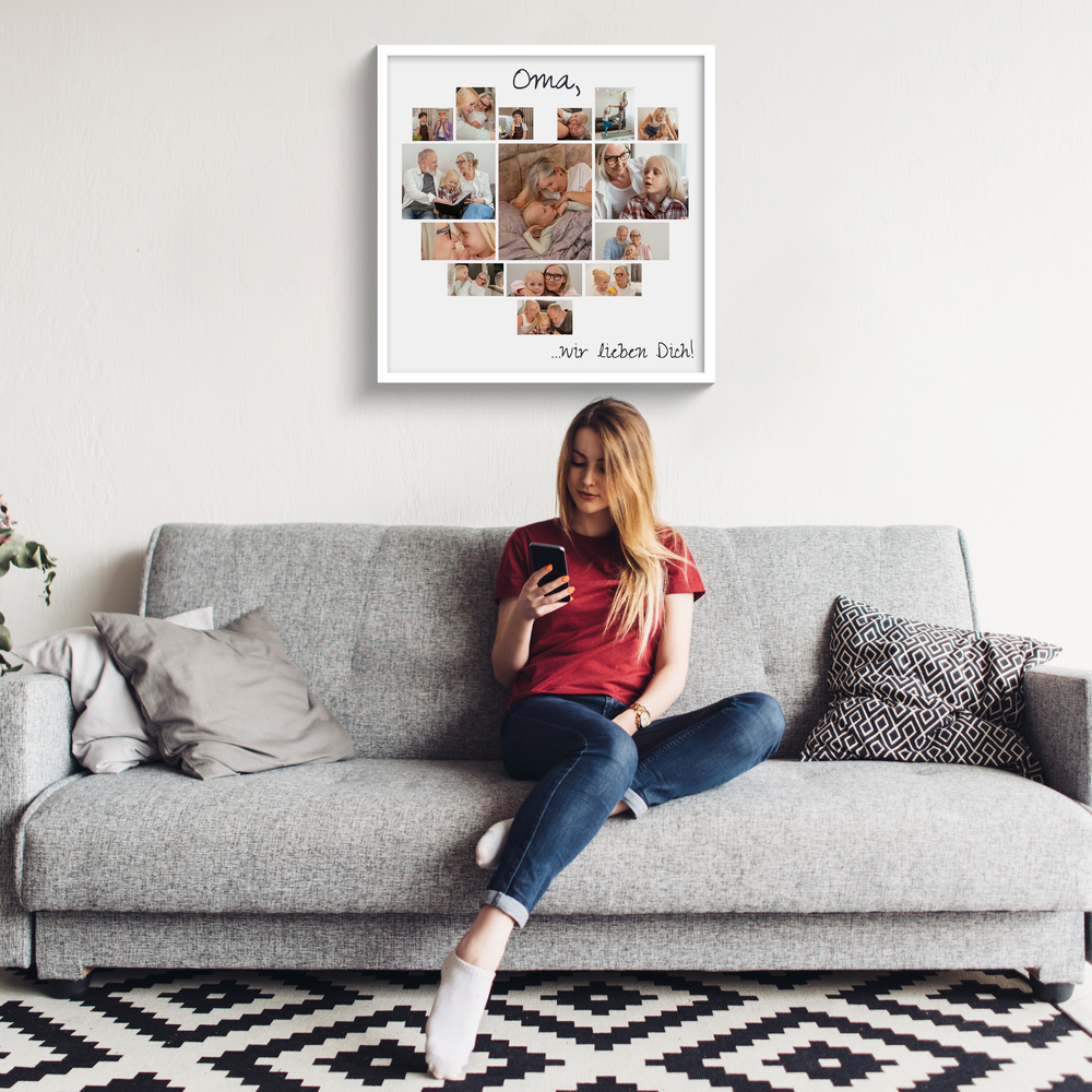 Herz-Fotocollage im weißen Rahmen über grauem Sofa als persönliches Geschenk für Oma