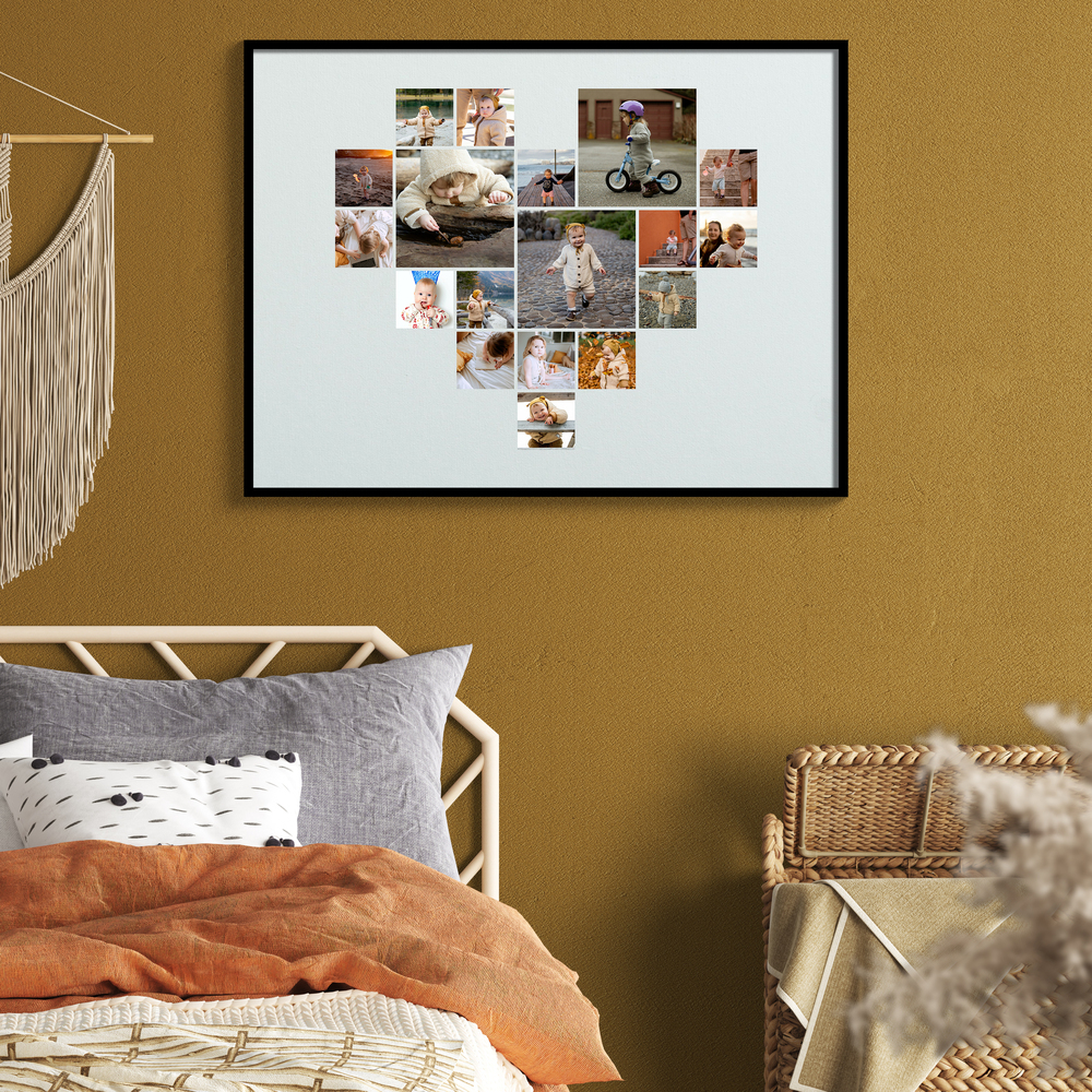 Fotocollage in Herzform mit Kinderfotos im schwarzen Rahmen über dem Bett an einer ockerfarbenen Wand
