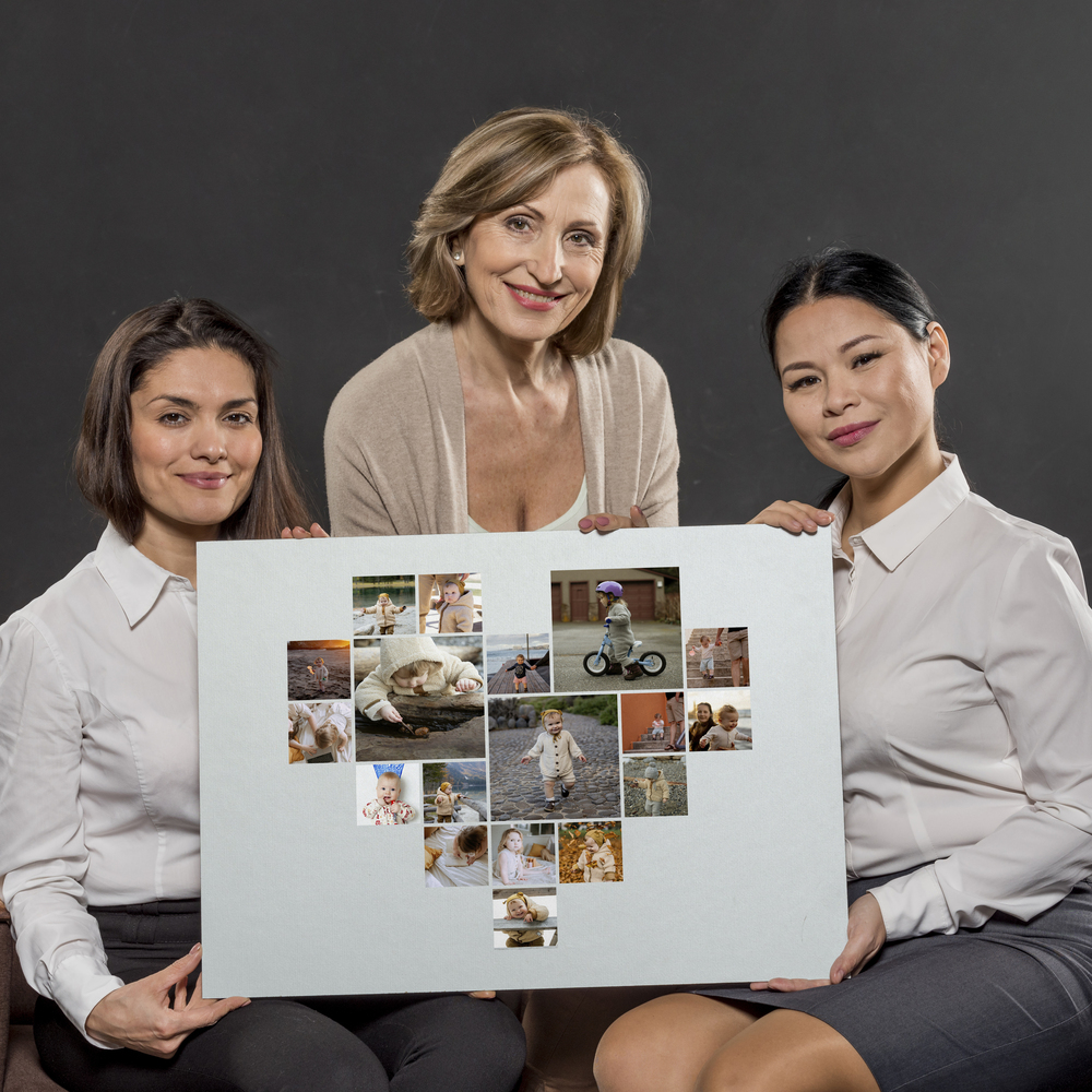 Rahmenlose Herzcollage mit Kinderfotos und großem Foto in der Mitte, vor dunkelgrauem Hintergrund präsentiert