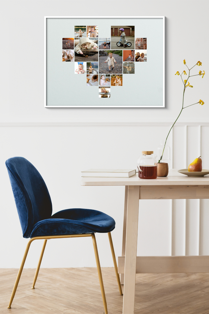 Herzförmige Fotocollage mit Kinderfotos im weißen Rahmen über einem Esstisch neben einem blauen Stuhl