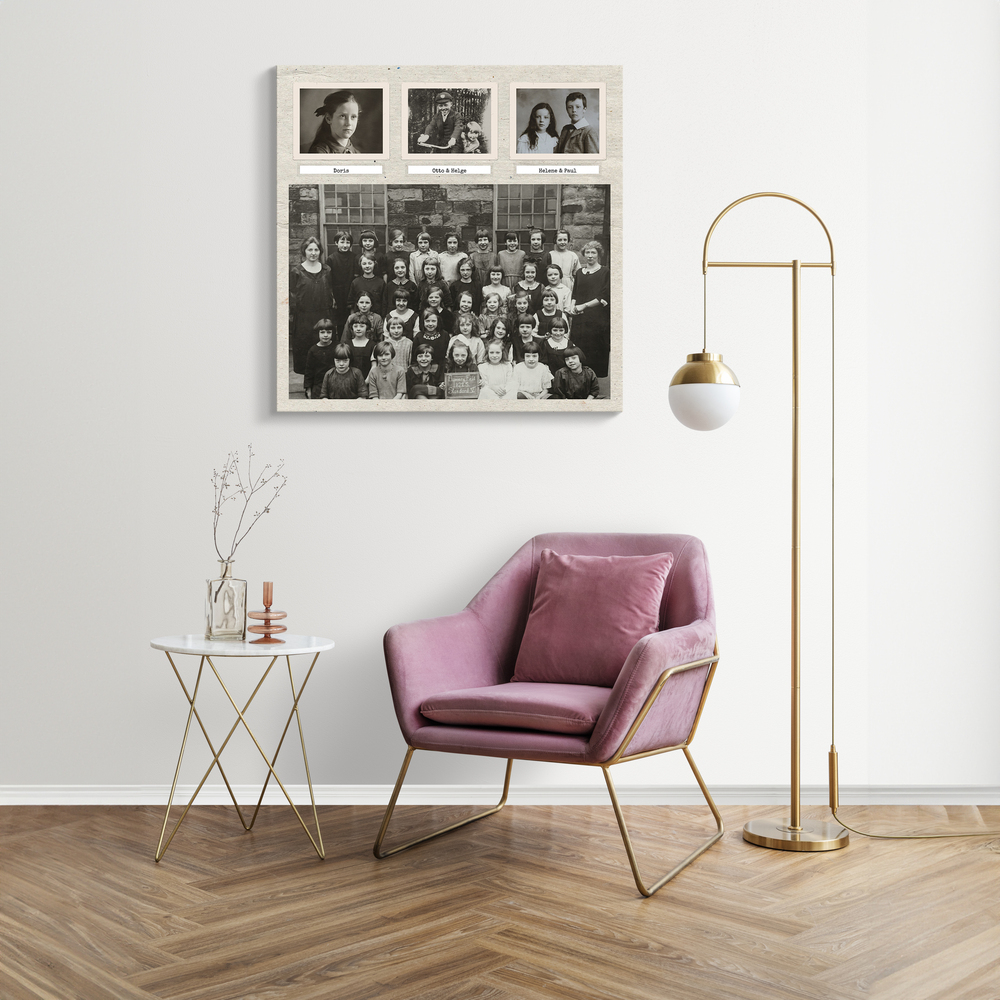 Retro klassenfotocollage als poster aan een lichte woonkamermuur naast een roze fauteuil en goudkleurige vloerlamp