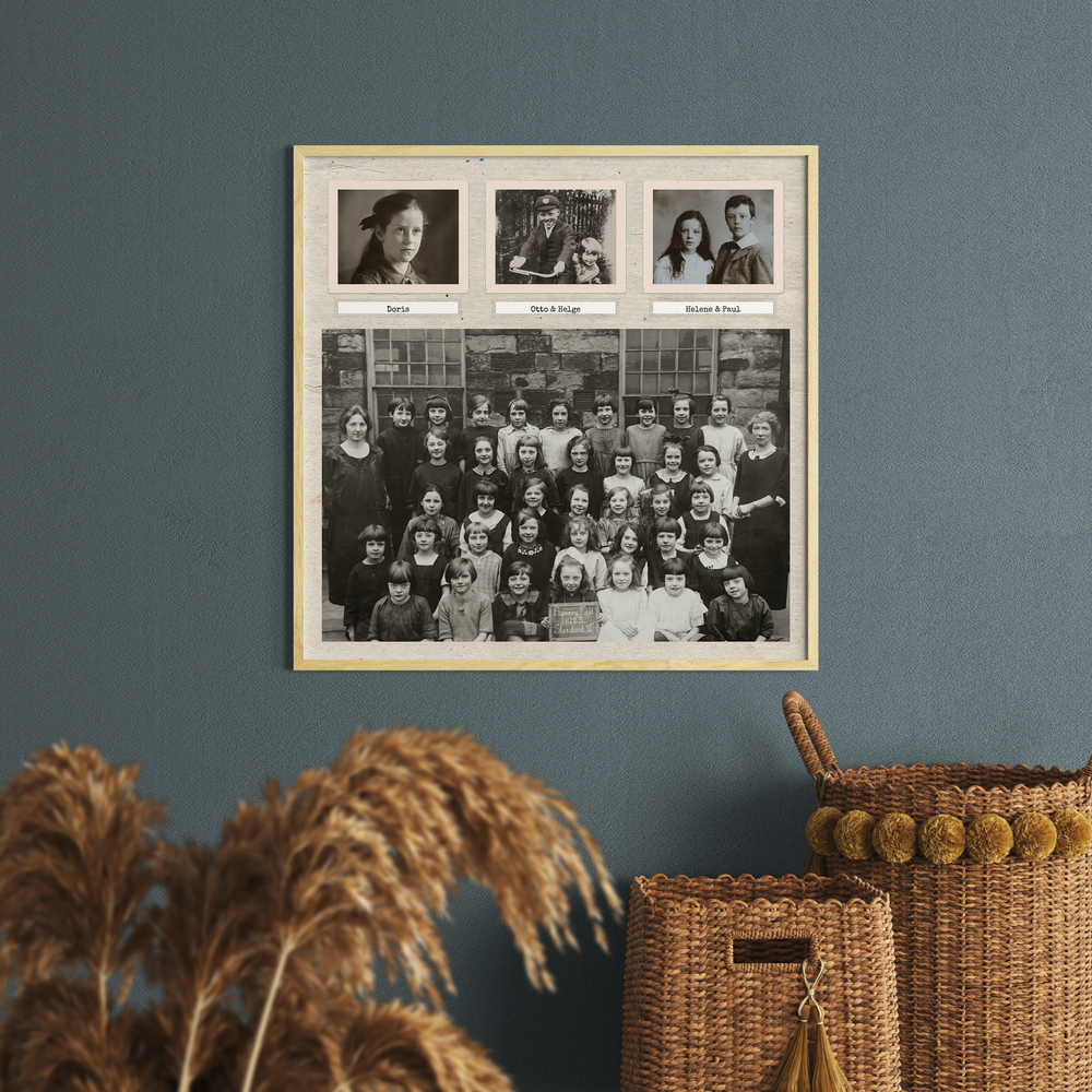 Retro klassenfotoposter in een lichte houten lijst aan een blauwgrijze muur, als cadeau voor de leerkracht