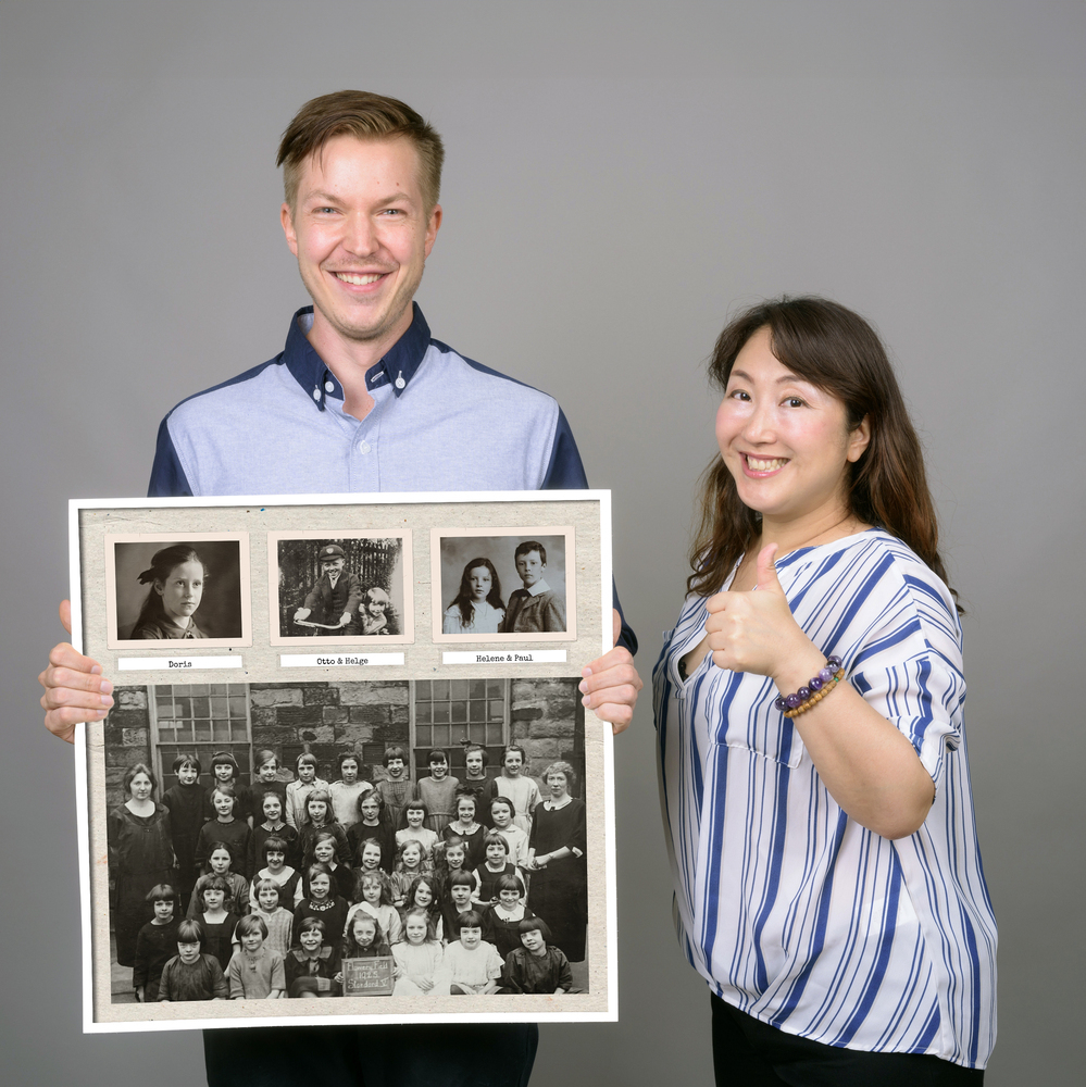 Retro klassenfotocollage in witte lijst tegen een grijze achtergrond, een persoonlijk afscheidscadeau voor school