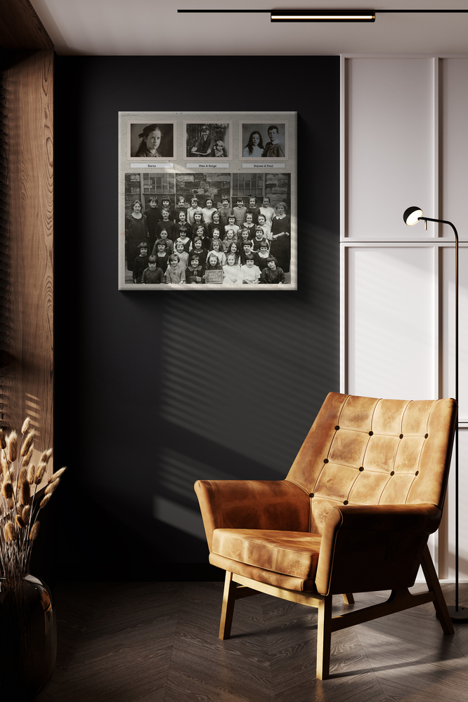 Retro fotoposter met klassenfoto en drie polaroidfoto’s aan een donkere muur boven een okerkleurige fauteuil