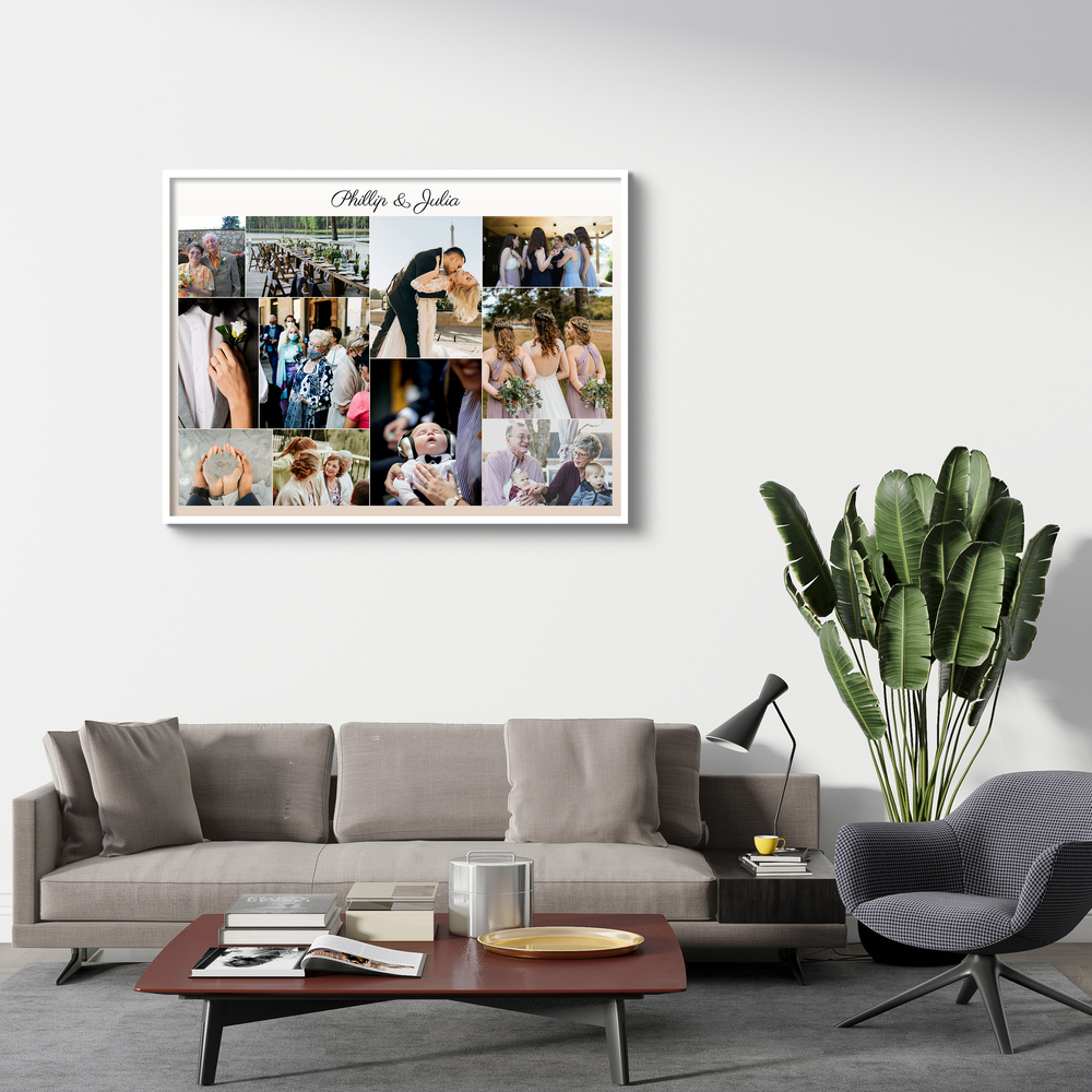 Fotocollage van de bruiloft met 11 foto’s en namen in een witte lijst, boven een grijze bank in de woonkamer