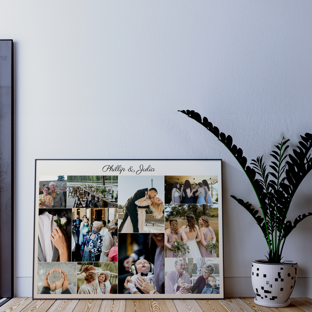 Ingelijste trouwfotocollage met namen als cadeau voor het bruidspaar, op de vloer naast een kamerplant