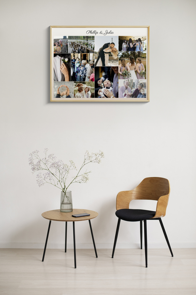 Bruiloftscollage met 11 foto’s en namen in een lichte houten lijst, aan de muur boven een bijzettafel en stoel