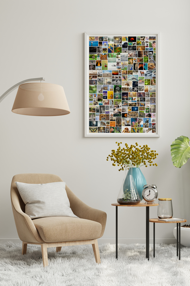 Pêle-mêle de nombreuses petites photos de nature, encadré en blanc au mur près d’un fauteuil beige
