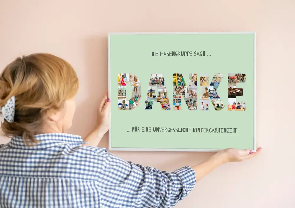Mintgrüne Buchstabencollage aus Kinderfotos mit persönlichem Dankestext, hell gerahmt an einer rosafarbenen Wand