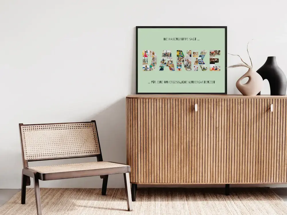 Mintgrüne Buchstabencollage im schwarzen Rahmen auf Holzsideboard, als Abschiedsgeschenk für die Erzieherin