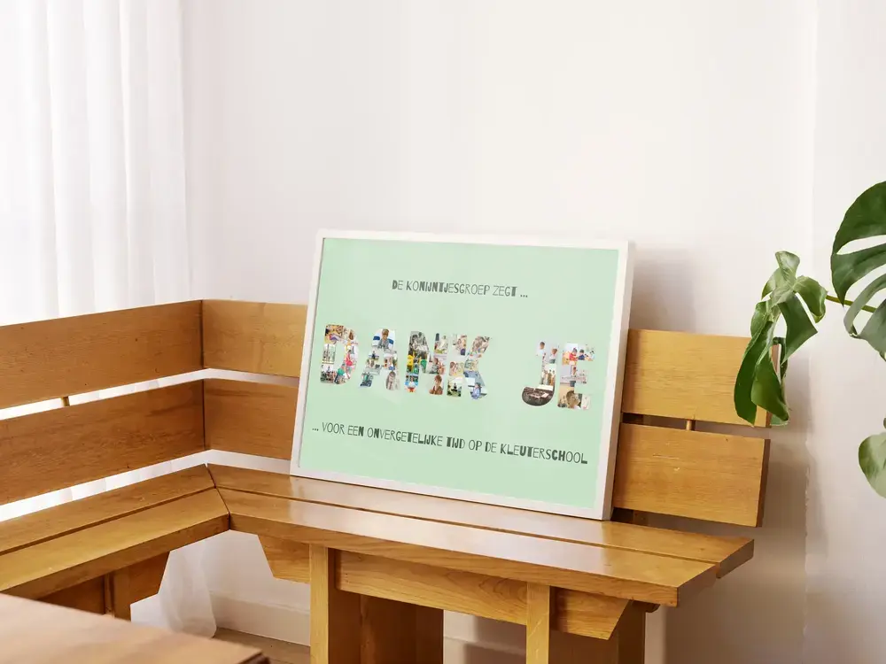 Fotocollage met kinderfoto’s in lettervorm op een houten hoekbank, als afscheidscadeau voor de kleuterjuf