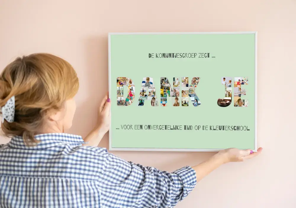 Mintgroene fotocollage met kinderfoto’s in letters en persoonlijke tekst, in een witte lijst tegen een roze muur
