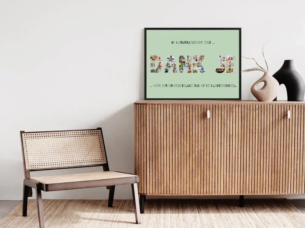 Fotocollage in lettervorm in een zwarte lijst op een houten dressoir, een persoonlijk bedankje voor de leerkracht