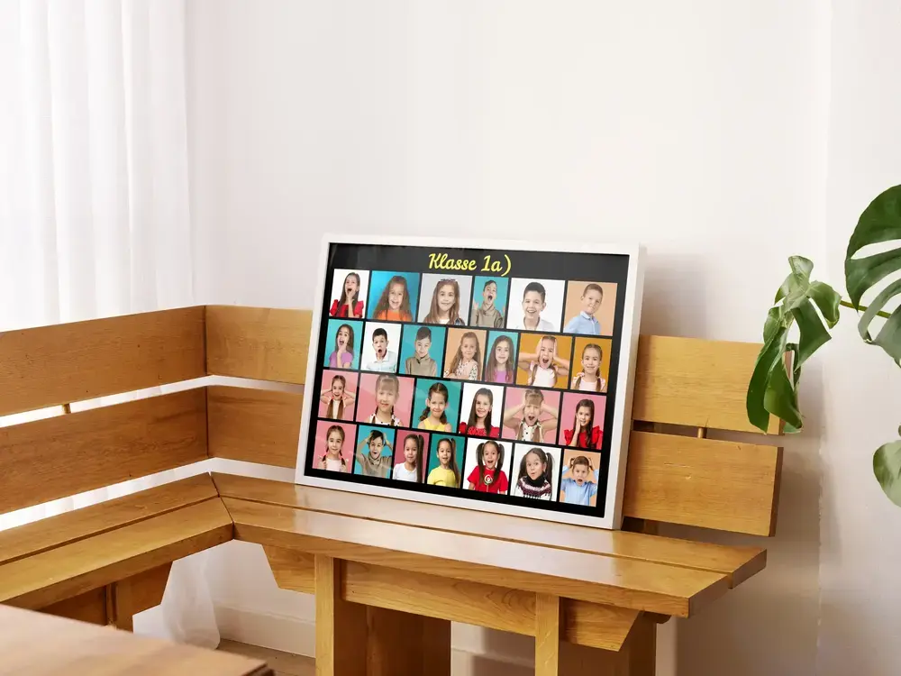 Klassenfoto-Collage mit bunten Kinderporträts auf Schwarz und neongelber Überschrift, weiß gerahmt auf einer Holzbank