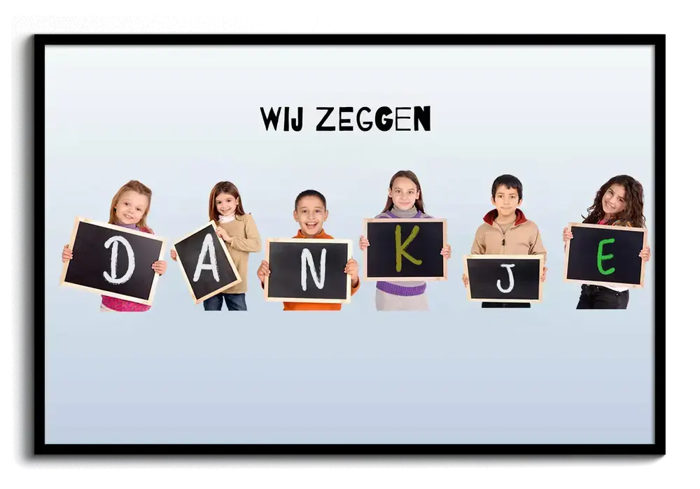 Fotocollage in zwarte lijst met zes kinderen naast elkaar met letterbordjes tegen een lichtblauwe achtergrond