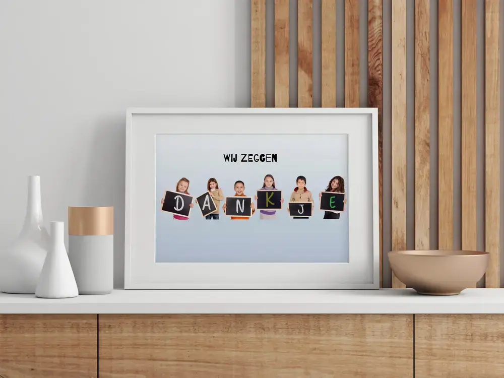 Fotocollage met kinderen en letterbordjes, wit ingelijst op een dressoir, als bedankcadeau voor de juf
