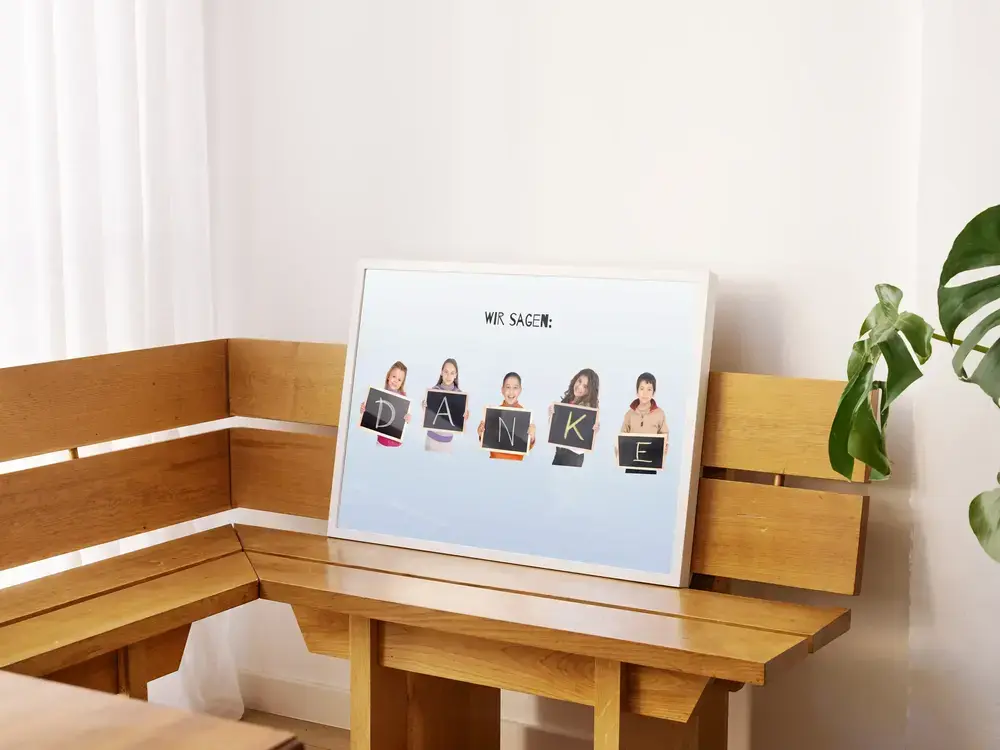 Fotocollage mit Kindern und Buchstabentafeln, weiß gerahmt auf Holzbank, als Abschiedsgeschenk für die Lehrerin