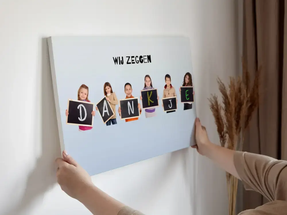 Fotocollage aan de muur met kinderen en krijtbordjes met letters, een persoonlijk cadeau voor de meester