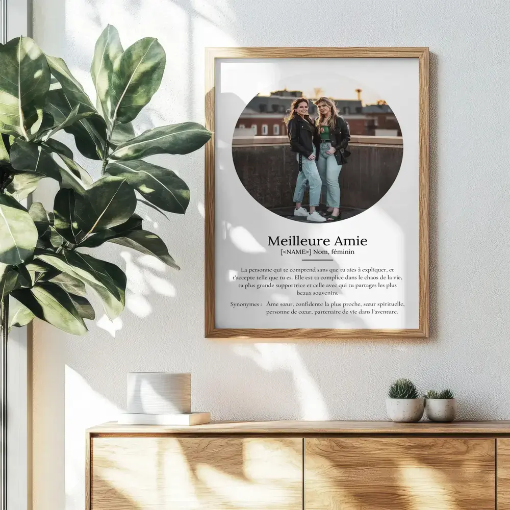 Affiche avec photo ronde et définition, encadrée en bois au-dessus d'un buffet, cadeau pour une amie chère