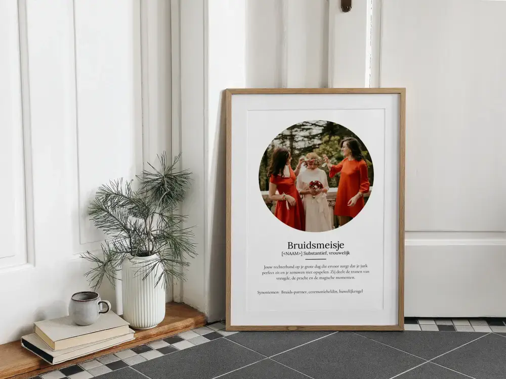Definitieposter voor een bruidsmeisje met ronde trouwfoto, in een houten lijst op de tegelvloer naast een vaas