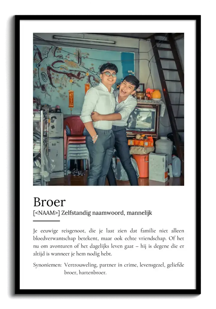 Witte definitieposter voor een broer met een grote jeugdfoto en tekst in woordenboekstijl, in een zwarte lijst