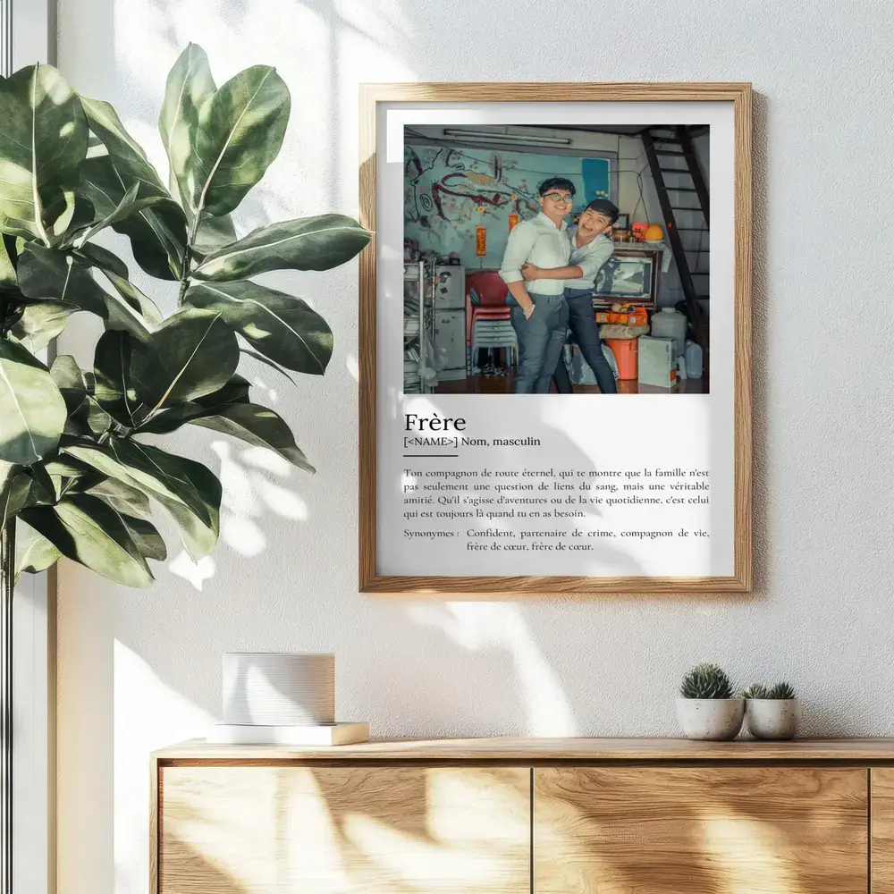 Cadeau pour un frère : affiche définition avec photo, dans un cadre en bois au-dessus d’un buffet