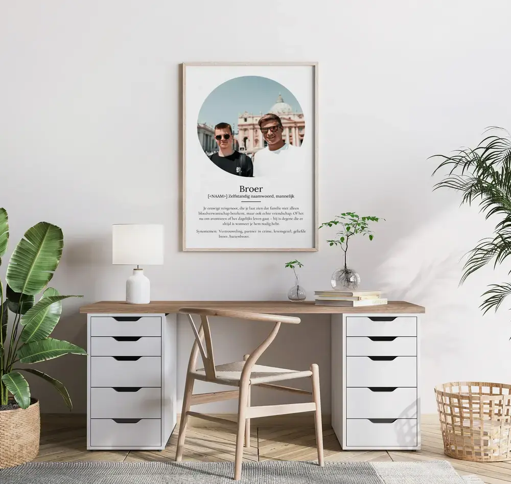 Definitieposter voor een broer met ronde foto en persoonlijke tekst, in een lichte houten lijst boven een bureau