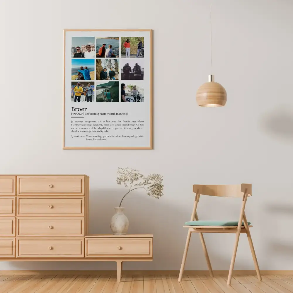 Definitieposter voor een broer met negen foto's in een lichte houten lijst aan de muur boven een ladekast