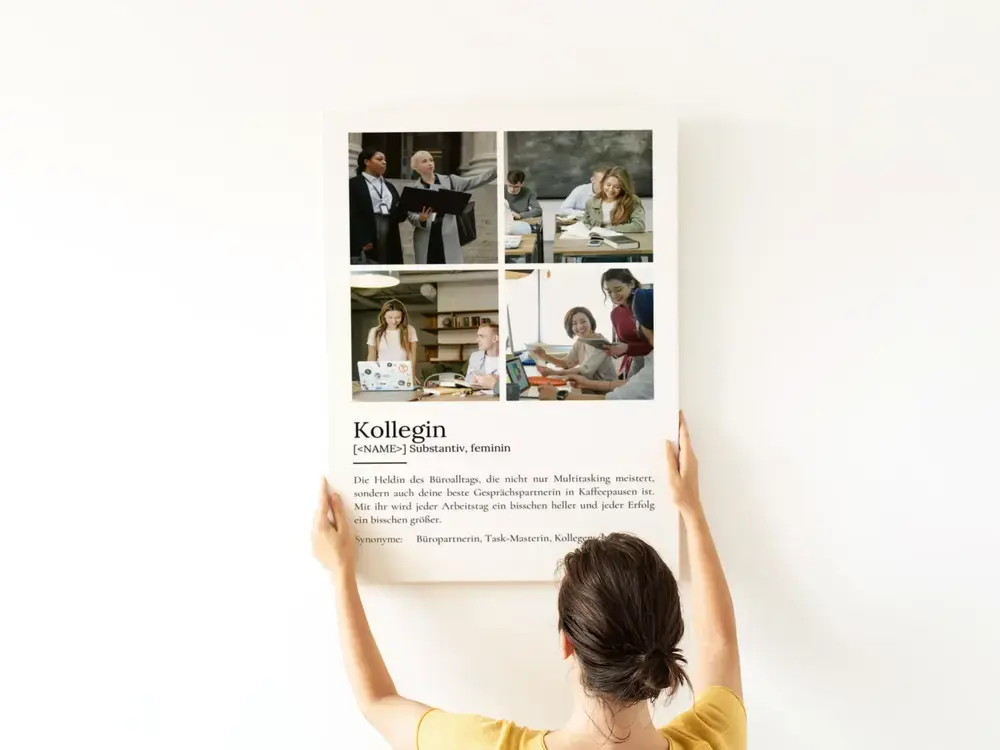 Definitionsposter mit vier Teamfotos an einer weißen Wand als persönliches Geburtstagsgeschenk für eine Kollegin