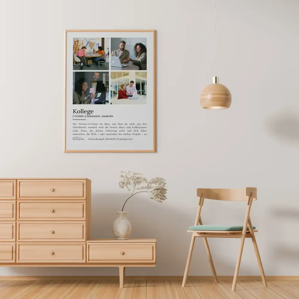 Definitionsposter für Kollegen mit vier Fotos im hellen Holzrahmen an der Wand über einer Kommode