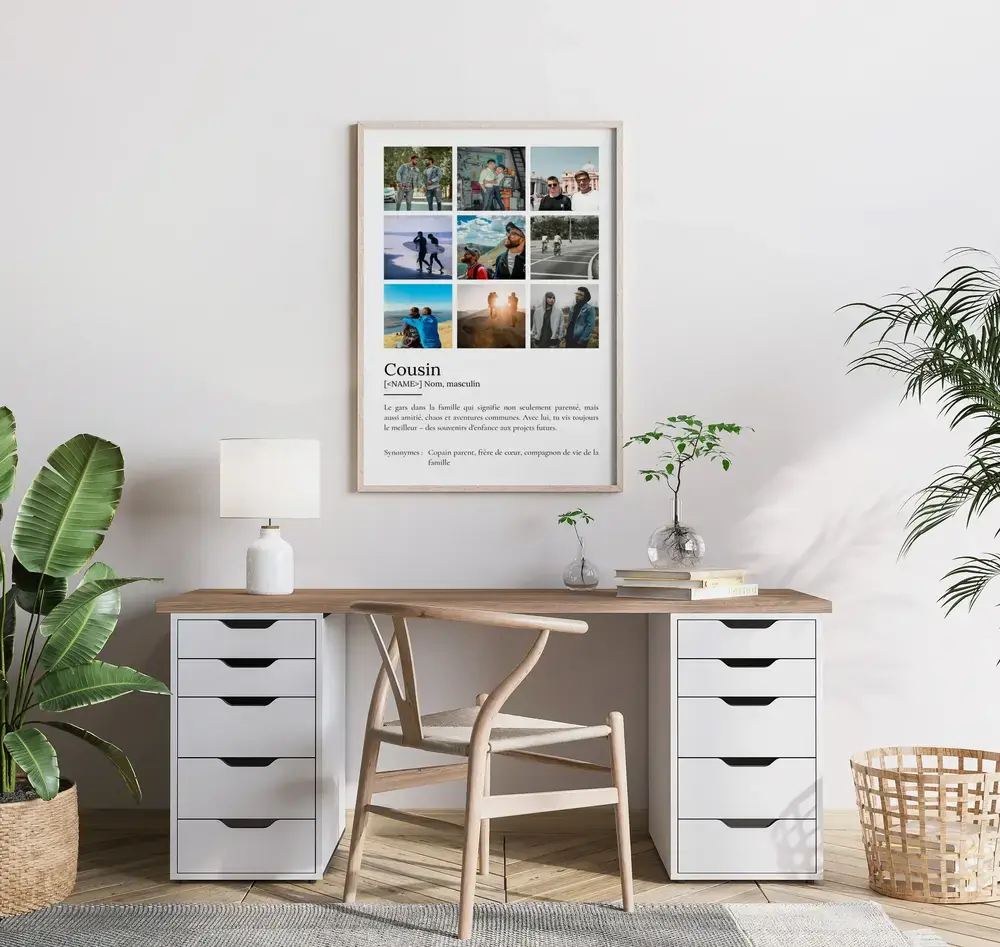 Affiche définition pour un cousin avec neuf photos, encadrée en bois clair au-dessus d’un bureau