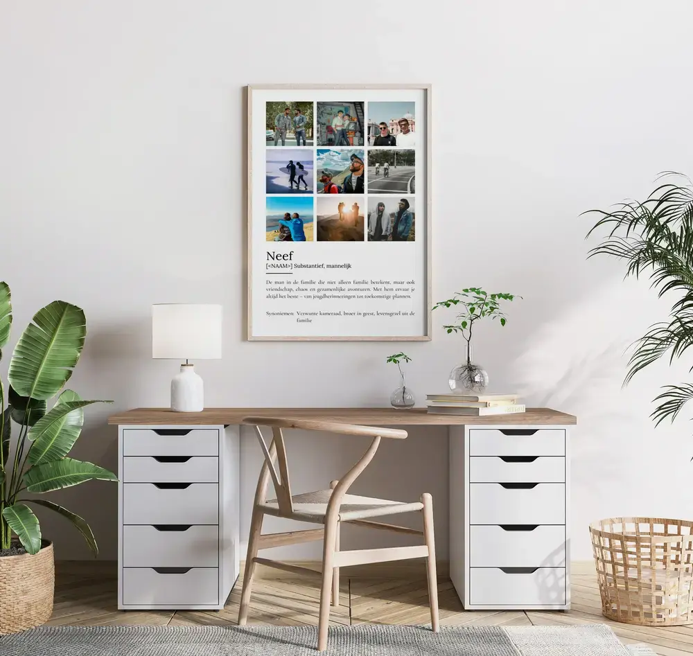 Ingelijste fotocollage voor een neef met negen foto's en een persoonlijke definitie, boven een bureau