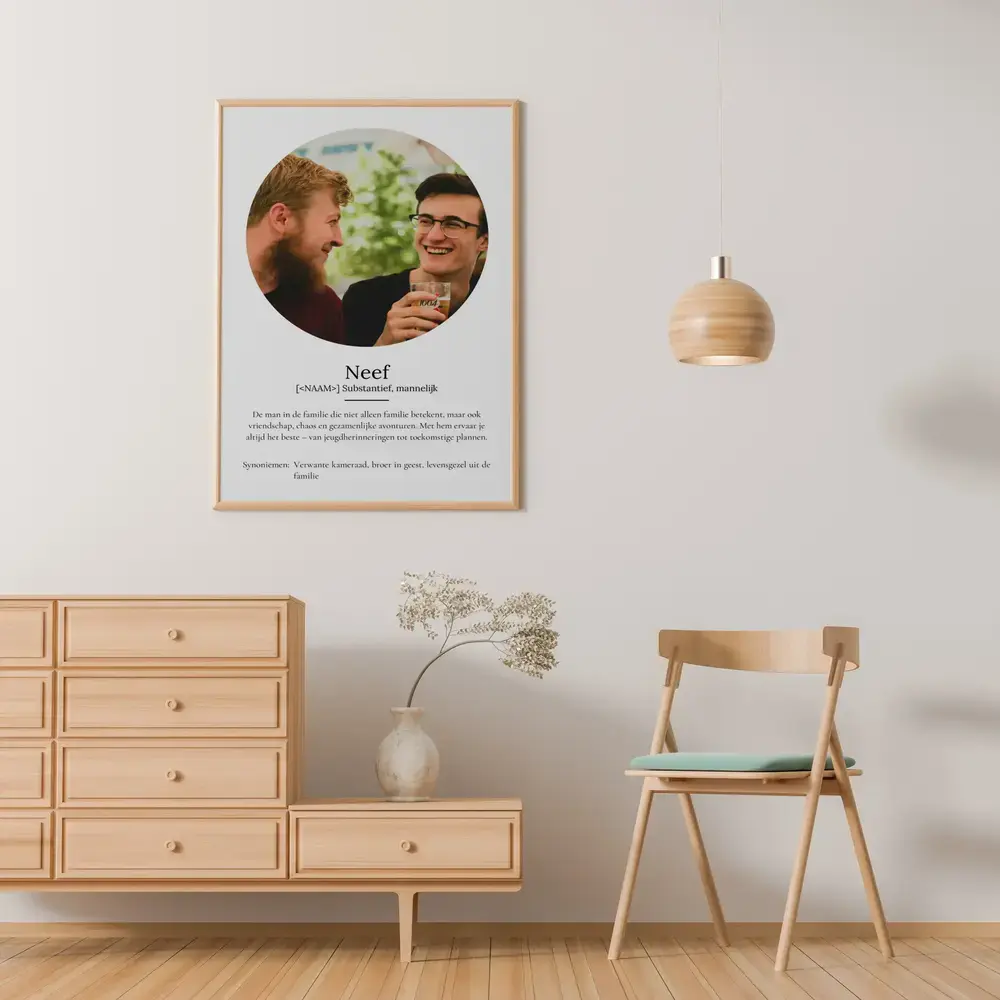 Ingelijste poster voor een neef met ronde foto en definitie, aan de muur boven een houten ladekast