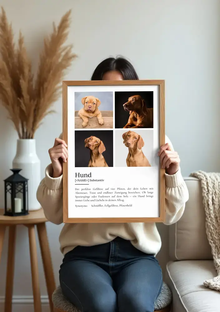 Definitionsposter mit vier Hundefotos im Naturholzrahmen, präsentiert im Wohnzimmer mit Sofa und Pampasgras