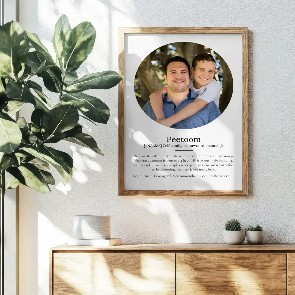 Definitieposter voor peetoom met ronde foto in een houten lijst, aan de muur boven een dressoir