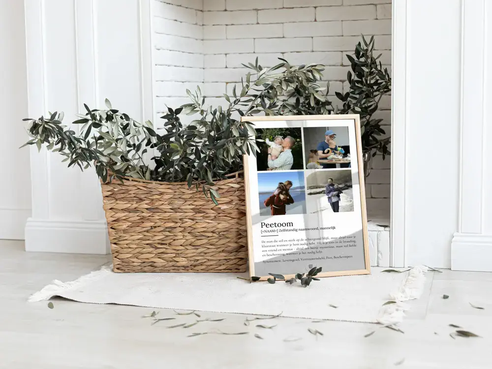 Definitieposter voor peetoom met vier foto's in een lichte houten lijst, op de vloer naast een plantenmand