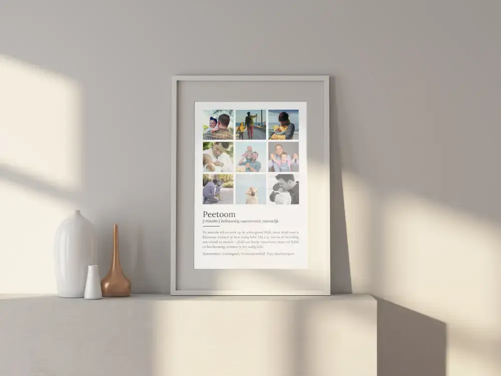 Definitieposter voor peetoom met negen foto's in een lichte lijst, op een wit dressoir naast vazen
